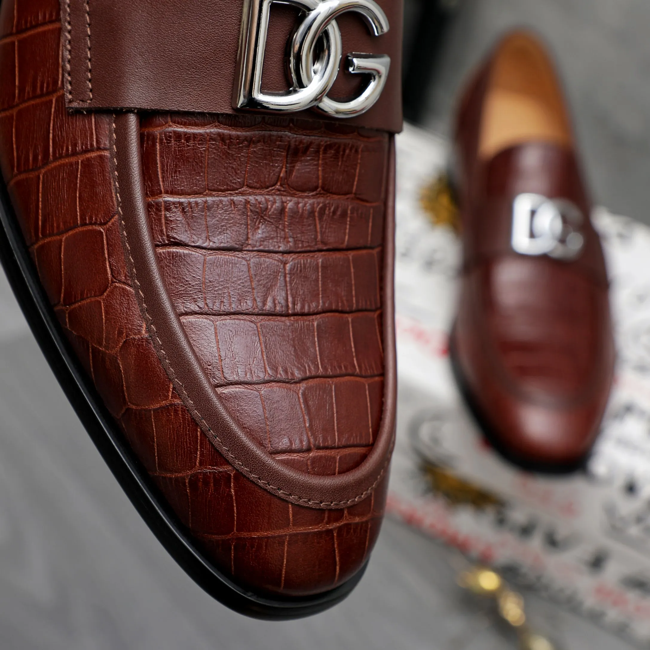 Men's shoes 💰500 Product trademark: DG (Dolce & Gabbana) business casual leather shoes Regular size: 38-45 (45 is custom-made and non-returnable) Product materials: Selected high-quality stone grain cowhide upper, cowhide lining, original outsole